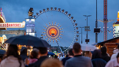 Das 190. Oktoberfest ist vorbei. Aber nicht ganz für eine betrunkene Münchnerin, die am Samstag in der Nähe des Festgeländes mit Pfefferspray auf Polizisten losging. Das 190. Oktoberfest ist vorbei. Aber nicht ganz für eine betrunkene Münchnerin, die am Samstag in der Nähe des Festgeländes mit Pfefferspray auf Polizisten losging.