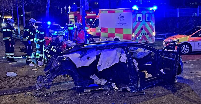 Der Renault wurde durch die Wucht des Aufpralls in zwei teile gerissen. Foto: Feuerwehr