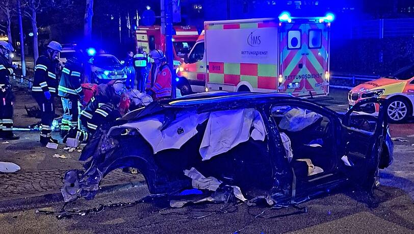Der Renault wurde durch die Wucht des Aufpralls in zwei teile gerissen. Foto: Feuerwehr