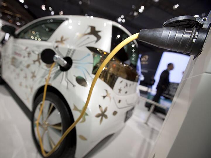 Ein Stromkabel führt direkt zu einem Toyota-Elektrofahrzeug. Öko-Autos stehen im Mittelpunkt der IAA in Frankfurt.