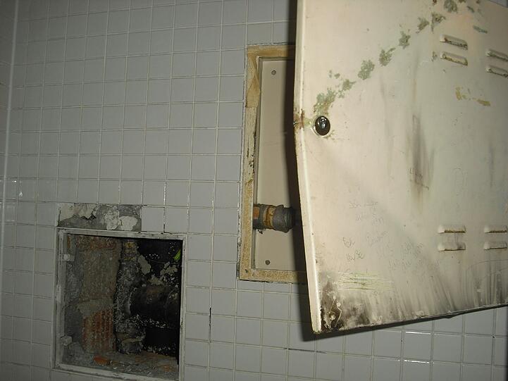 Ein klaffendes Loch in der Wand. Die Klappe daneben schließt nicht mehr.