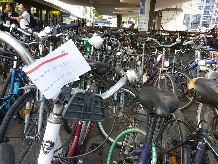 Die Bahn räumt auf: Am Hauptbahnhof werden alle Schrotträder eingesammelt.