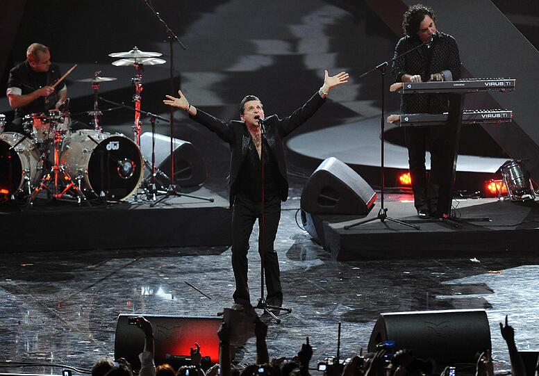 31- Jahre zusammen und immer noch hochexplosiv. Die Band Depeche Mode, die mit ihrem Synthie-Pop die Musik nachhaltig geprägt haben, kommt im Juni nach München. Die Bilder von vergangenen Konzerten und Aktionen.