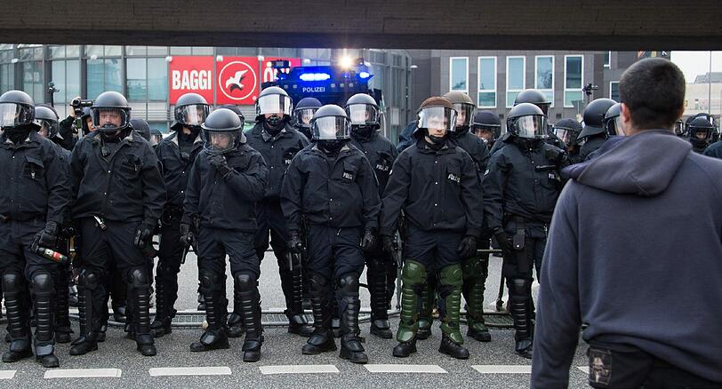 Die Bilder von der Demo gegen Salafisten und der Gegenbewegung.