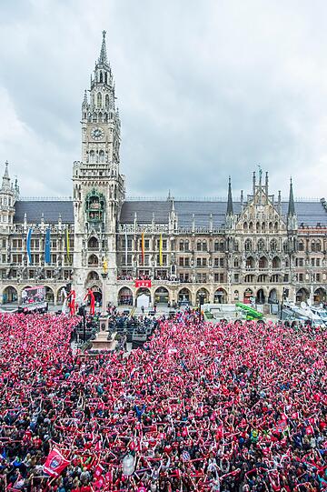 Der FC Bayern feierte am Pfingstsonntag die doppelte Meisterschaft. Die Bilder vom Rathausbalkon am Marienplatz.
