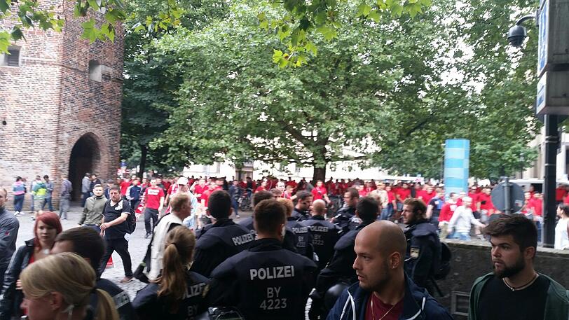 Derby-Stimmung in München: Unter Beobachtung der Polizei versammelten sich die Bayernfans am Vormittag im Tal. Vor dem Grünwalder Stadion kamen die Löwenfans dazu. Rund Tausend Polizisten sind im Einsatz.
