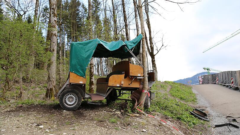 Am Schloss Neuschwanstein wurden bei einem schweren Unfall mit einer Pferdekutsche vier Menschen verletzt - die Fotos vom Unfallort...