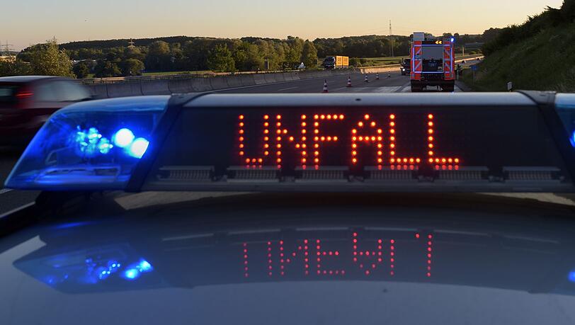Die Polizei musste beide Richtungen der A8 sperren. (Symbolbild) Die Polizei musste beide Richtungen der A8 sperren. (Symbolbild)