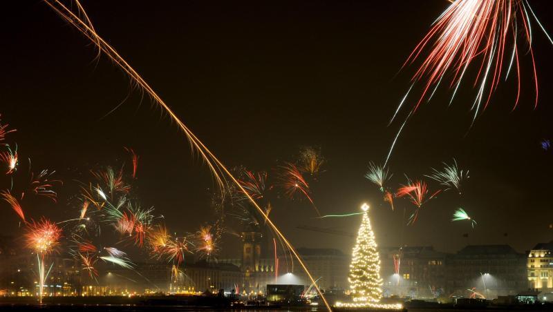 Silvesterraketen erleuchten den Himmel über der Binnenalster in Hamburg. Silvesterraketen erleuchten den Himmel über der Binnenalster in Hamburg.