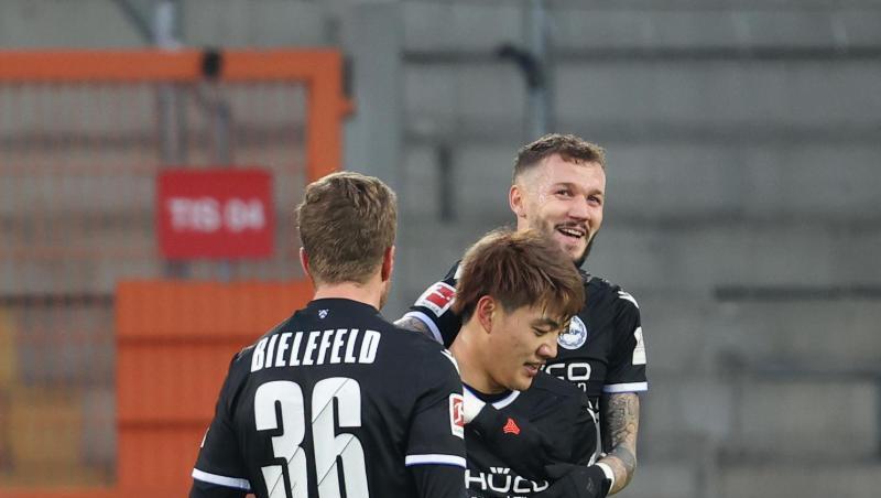 Der Sieg über Mainz gibt Arminia Bielefeld Auftrieb: Torschütze Ritsu Doan (M) feiert sein Tor mit Sven Schipplock (l-r) und Marcel Hartel.