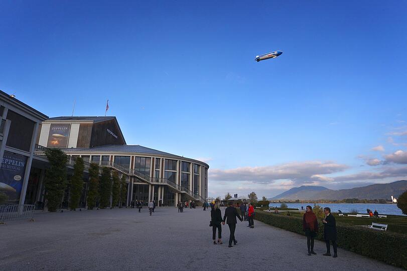 Ein Zeppelin fliegt anlässlich der Weltpremiere des Musicals "Zeppelin"über dem Festspielhaus Neuschwanstein.