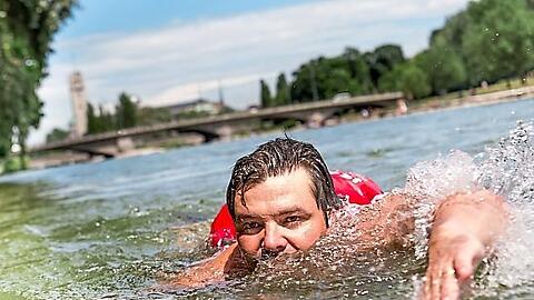 Benjamin David lässt sich 2017 als Isarschwimmer fotografieren.