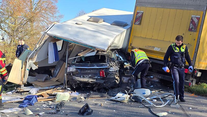 Der Mann wurde zwischenzeitlich in dem Auto eingeklemmt. Der Mann wurde zwischenzeitlich in dem Auto eingeklemmt.