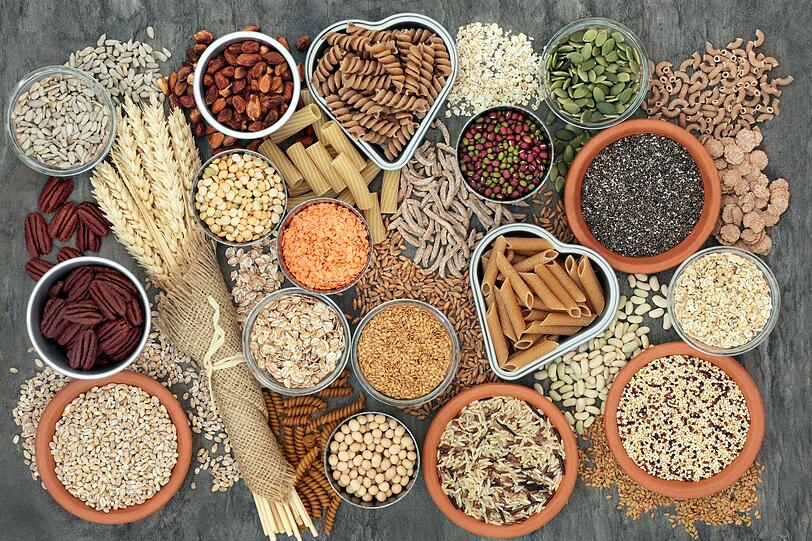 Komplexe Kohlenhydrate bestehen aus langen Glucoseketten und werden langsamer verdaut als einfacher Zucker. Dadurch steigt der Blutzuckerspiegel nur langsam an. Zu den guten Kohlenhydratquellen geh&ouml;ren Vollkornbrot, Haferflocken, Quinoa und H&uuml;lsenfr&uuml;chte. Essen Sie diese am besten zusammen mit Eiwei&szlig; und gesunden Fetten - das sorgt f&uuml;r mehr Stabilit&auml;t im Blutzuckerspiegel.