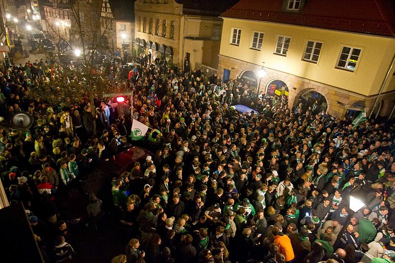 In der nächsten Saison spielen die Franken von der SpVgg Greuther Fürth in der ersten Liga - wenn das kein Grund zum Feiern ist! Dank dem 2:1 Sieg von Dynamo Dresden gegen Fortuna Düsseldorf ist dem Spitzenreiter ein Tabellenplatz ganz vorne jetzt gewiss.
