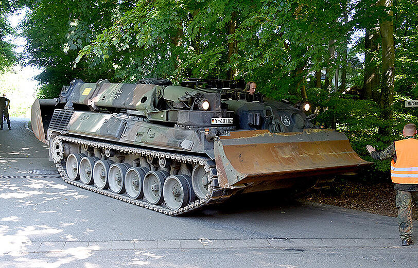 Ein Bergepanzer der Bundeswehr rollt am 02.07.2015 in Heikendorf (Schleswig-Holstein) auf ein Villengrundstück. Seit Mittwoch sind Polizei und Bundeswehr mit dem Abtransport von hier gefundenem Kriegsgerät aus dem Zweiten Weltkrieg beschäftigt. Der Panzer dient zum sicheren Abtransport der Waffen.