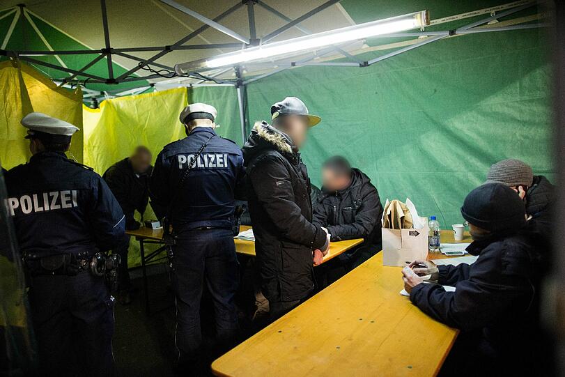 Am Samstagabend haben mehrere Hundert Polizisten im Düsseldorfer Nordafrikaner-Viertel Maghreb mehr als sechs Stunden lang Personen kontrolliert und Räume durchsucht.