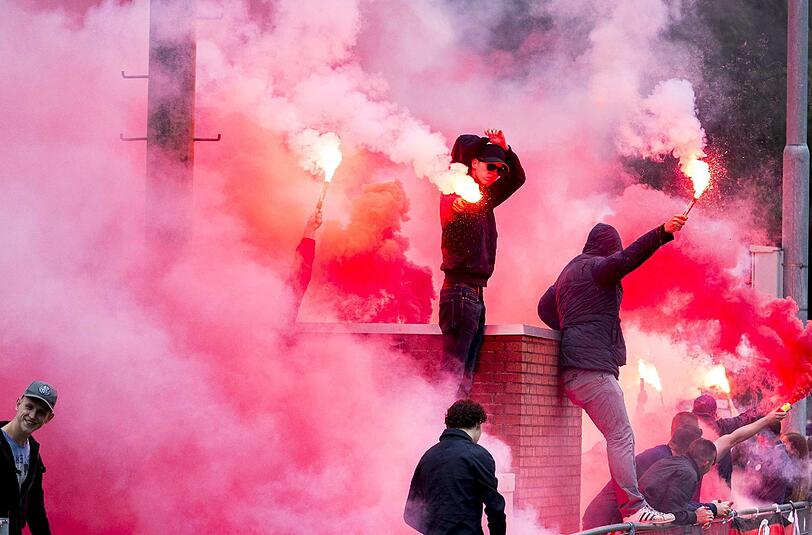 Die Eindhoven Fans zündeln gerne. Hier beim Traininsgauftakt der PSV Ende Juni.