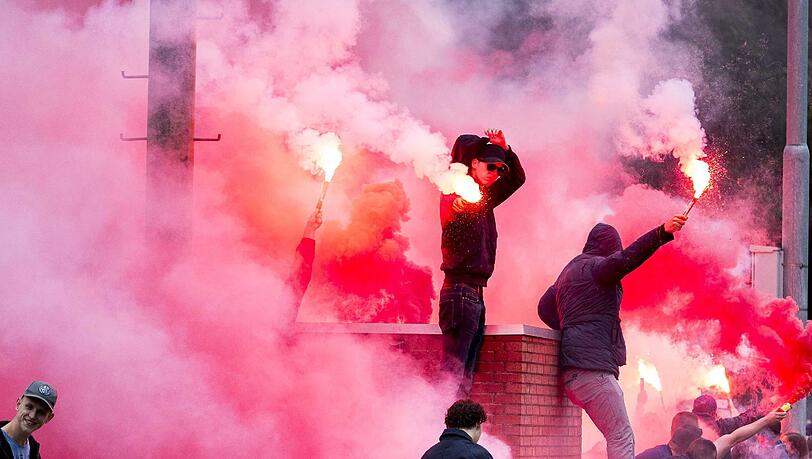 Die Eindhoven Fans zündeln gerne. Hier beim Traininsgauftakt der PSV Ende Juni. Die Eindhoven Fans zündeln gerne. Hier beim Traininsgauftakt der PSV Ende Juni.