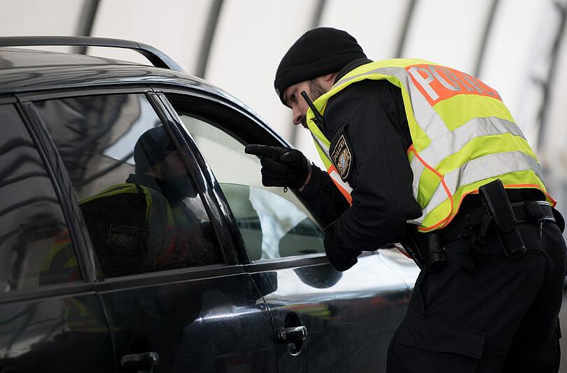 Die Polizei kontrollierte einen Mercedes mit ungarischem Kennzeichen - und landete einen Volltreffer. (Symbolbild)