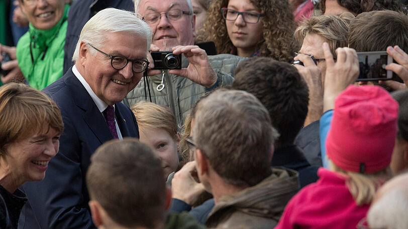 Bundespräsident Frank-Walter Steinmeier auf der Zentralen Feier zum Tag der Deutschen Einheit in Mainz ein Bad in der Menge. Die Feier steht unter dem Motto "Zusammen sind wir Deutschland".