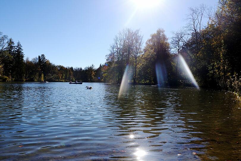 Der Hinterbrühler See in der herbstlichen Sonne.