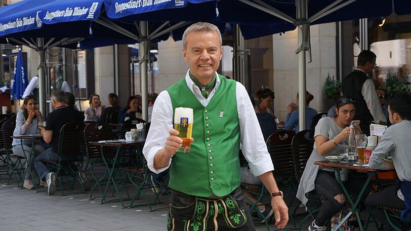 Gregor Lemke vor seinem Klosterwirt neben der Frauenkirche.