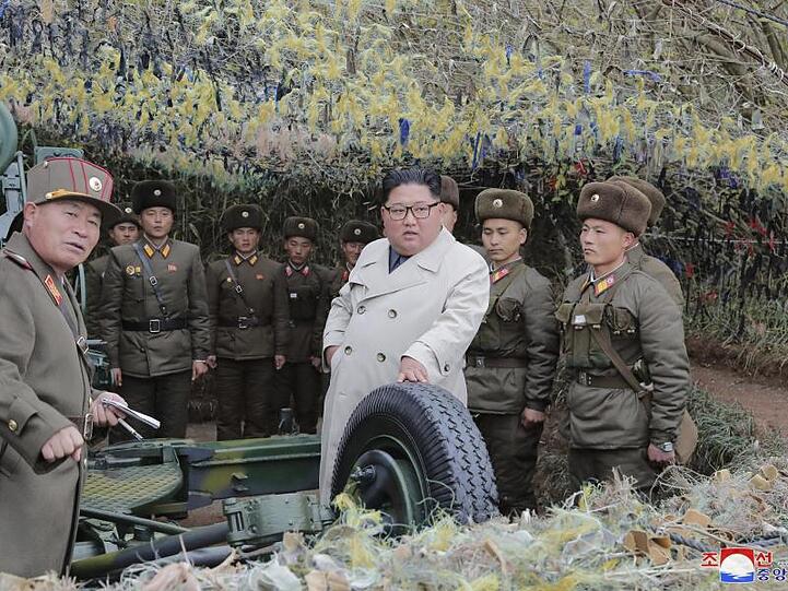Nordkoreas Machthaber Kim Jong Un besichtigt eine Militäreinheit auf der Insel Changrin.