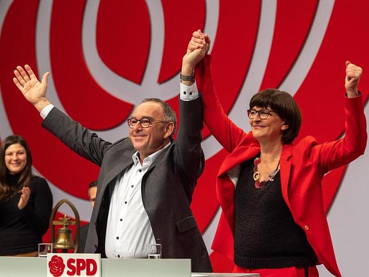 Saskia Esken und und Norbert Walter-Borjans, Kandidaten für den SPD-Vorsitz, nach ihren Vorstellungsreden beim Parteitag.