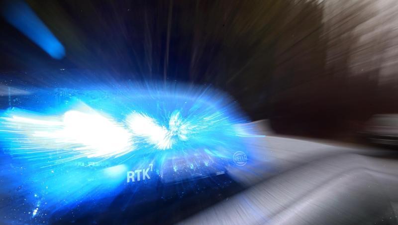 Ein Streifenwagen mit Blaulicht.