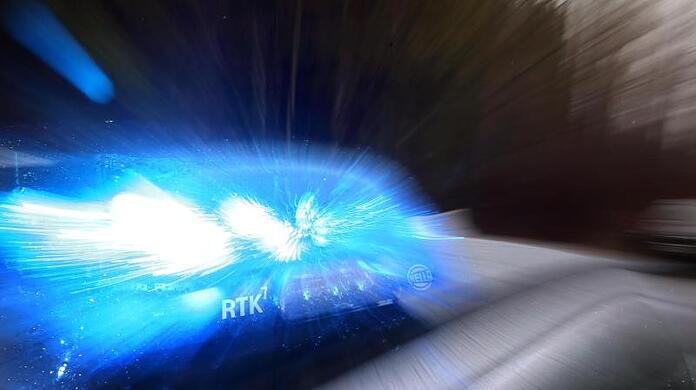 Ein Streifenwagen mit Blaulicht.