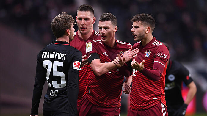Emotional involviert: Die Bayern-Abwehrspieler Niklas Süle (zukünftig Borussia Dortmund), Benjamin Pavard und Lucas Hernández (von links) im Diskurs mit Frankfurts Christopher Lenz.
