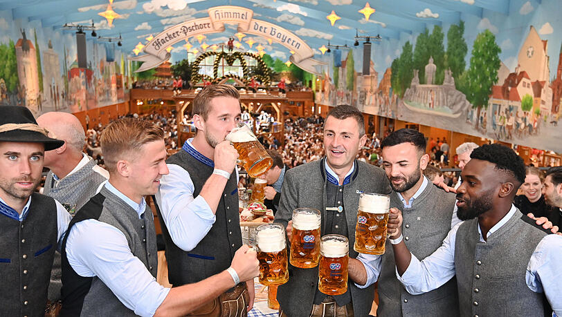 Prost: Torwart Marco Hiller (2.v.l.) hält nicht nur viele Bälle, sondern auch einen Maßkrug etwas vorschnell an den Mund.