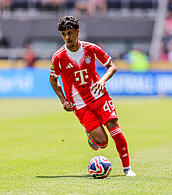 Abwehrtalent Adam Aznou hat beim FC Bayern einen Vertrag bis 2027.