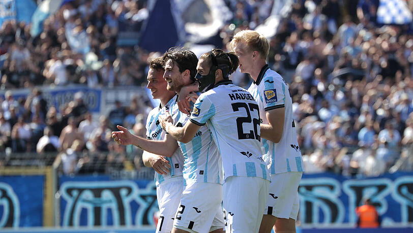 Durften gegen den SSV Ulm jubeln: Die L&ouml;wen um Verteidiger Tim Danhof.