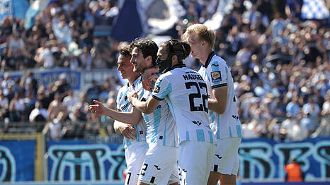 Durften gegen den SSV Ulm jubeln: Die L&ouml;wen um Verteidiger Tim Danhof.