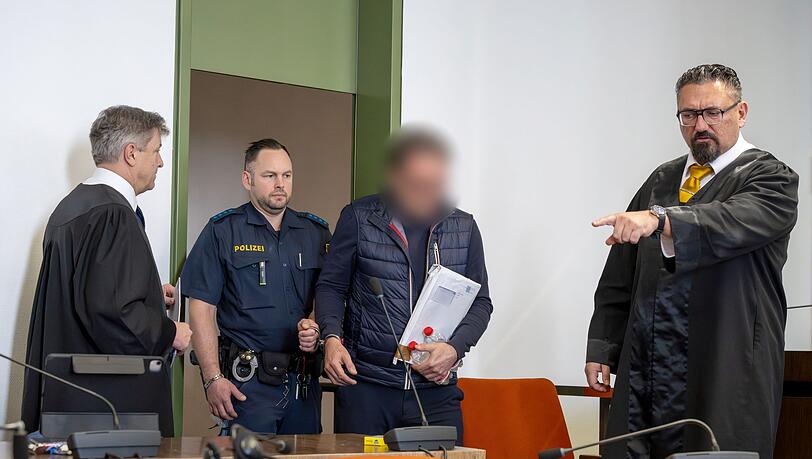 Einer der Angeklagten bei Prozessbeginn. (Archivbild). Einer der Angeklagten bei Prozessbeginn. (Archivbild).