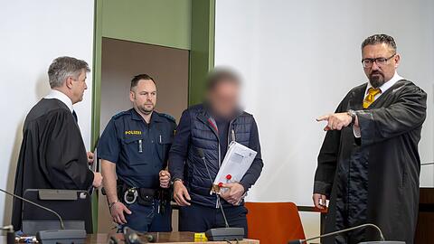 Einer der Angeklagten bei Prozessbeginn. (Archivbild).