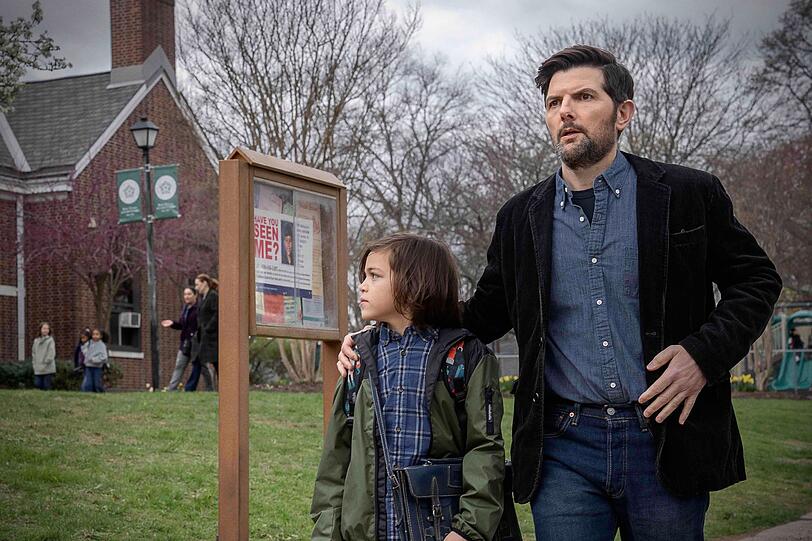 Nach dem Tod seiner Frau sucht der alleinerziehende Vater Tom Kennedy (Adam Scott, rechts) mit dem achtjährigen Sohn Jake (Acston Luca Porto) einen Neuanfang im Städtchen Featherbank. Nach dem Tod seiner Frau sucht der alleinerziehende Vater Tom Kennedy (Adam Scott, rechts) mit dem achtjährigen Sohn Jake (Acston Luca Porto) einen Neuanfang im Städtchen Featherbank.