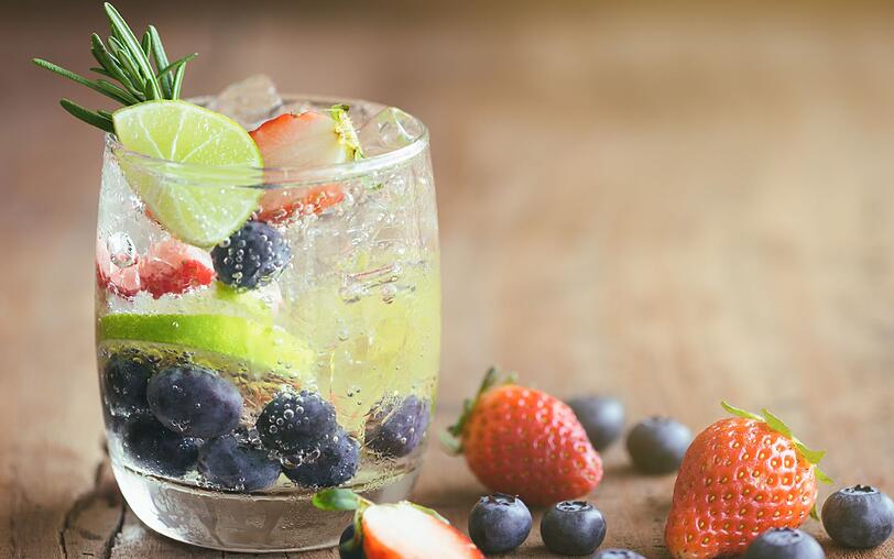 Verzichten Sie auf Softdrinks wie Cola, Fanta und Co. und ersetzen Sie sie durch Wasser und ungesüßte Tees. Mit gefrorenen Beeren, Minze oder Gurken- und Zitronenscheiben können Sie Ihr Wasser aufpeppen. Künstliche Zuckerfallen werden so gegen natürliche, hydratisierende Vitaminquellen ausgetauscht. Verzichten Sie auf Softdrinks wie Cola, Fanta und Co. und ersetzen Sie sie durch Wasser und ungesüßte Tees. Mit gefrorenen Beeren, Minze oder Gurken- und Zitronenscheiben können Sie Ihr Wasser aufpeppen. Künstliche Zuckerfallen werden so gegen natürliche, hydratisierende Vitaminquellen ausgetauscht.
