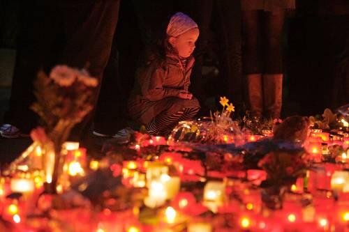 Der Amoklauf schockte die Republik: Schüler trauern am 12. Maerz 2009 vor der Albertville Realschule in Winnenden.