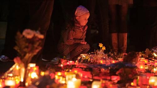 Der Amoklauf schockte die Republik: Schüler trauern am 12. Maerz 2009 vor der Albertville Realschule in Winnenden. Der Amoklauf schockte die Republik: Schüler trauern am 12. Maerz 2009 vor der Albertville Realschule in Winnenden.