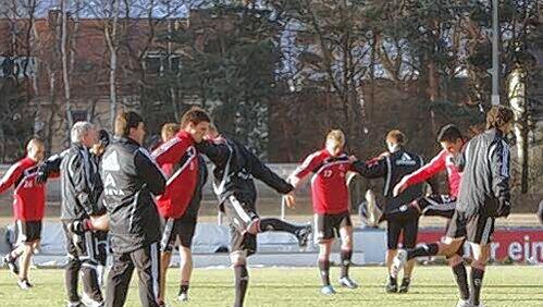 Alle tanzen nach seiner Pfeife und deshalb ist Club-Trainer Dieter Hecking zuversichtlich, dass er die Wende zum Guten schafft. Alle tanzen nach seiner Pfeife und deshalb ist Club-Trainer Dieter Hecking zuversichtlich, dass er die Wende zum Guten schafft.