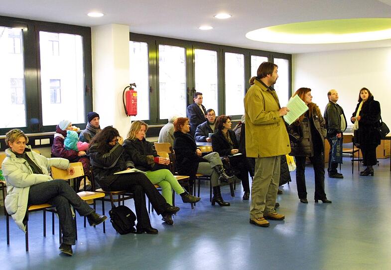 Wartebereich in der Ausländerbehörde des Münchner KVR: Das kann lange dauern.