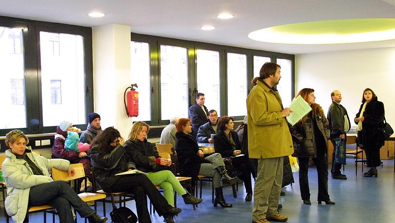 Wartebereich in der Ausländerbehörde des Münchner KVR: Das kann lange dauern. Wartebereich in der Ausländerbehörde des Münchner KVR: Das kann lange dauern.
