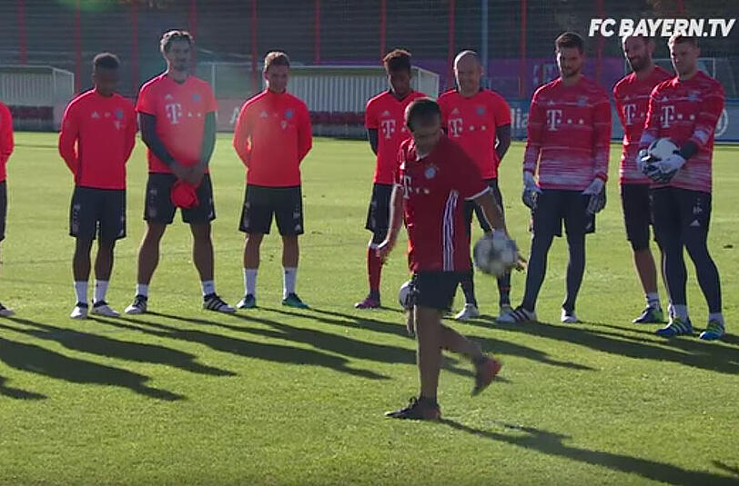 Der albanische Freestyler Fabian präsentierte den Profis des FC Bayern einige seiner Tricks.