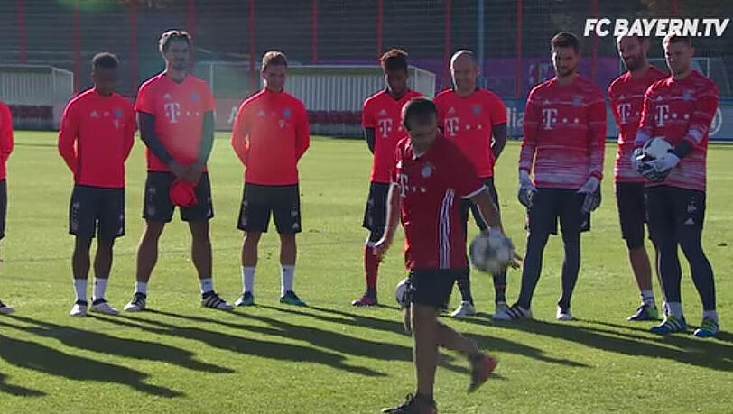 Der albanische Freestyler Fabian präsentierte den Profis des FC Bayern einige seiner Tricks. Der albanische Freestyler Fabian präsentierte den Profis des FC Bayern einige seiner Tricks.