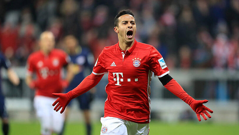 Der erste Streich: Thiago bringt die Bayern mit seinem Tor zum 1:0 (17.) gegen Leipzig auf die Siegerstraße. Der erste Streich: Thiago bringt die Bayern mit seinem Tor zum 1:0 (17.) gegen Leipzig auf die Siegerstraße.