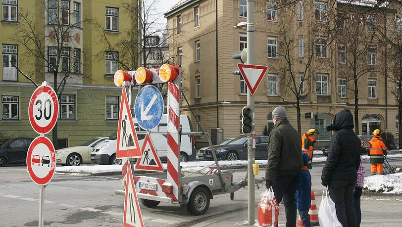 Kaputt: Die Ampelanlage an der Ecke Nymphenburger Straße/Landshuter Allee um den 11. Februar dieses Jahres. Kaputt: Die Ampelanlage an der Ecke Nymphenburger Straße/Landshuter Allee um den 11. Februar dieses Jahres.