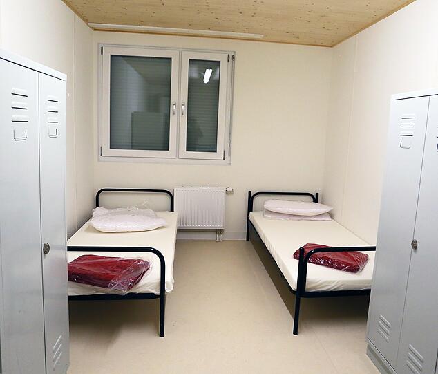 Zwei Betten, zwei Spinde, zwei Stühle, ein Tisch und ein Kühlschrank: Je zwei Flüchtlinge teilen sich so ein 14-Quadratmeter-Zimmer im Haus.